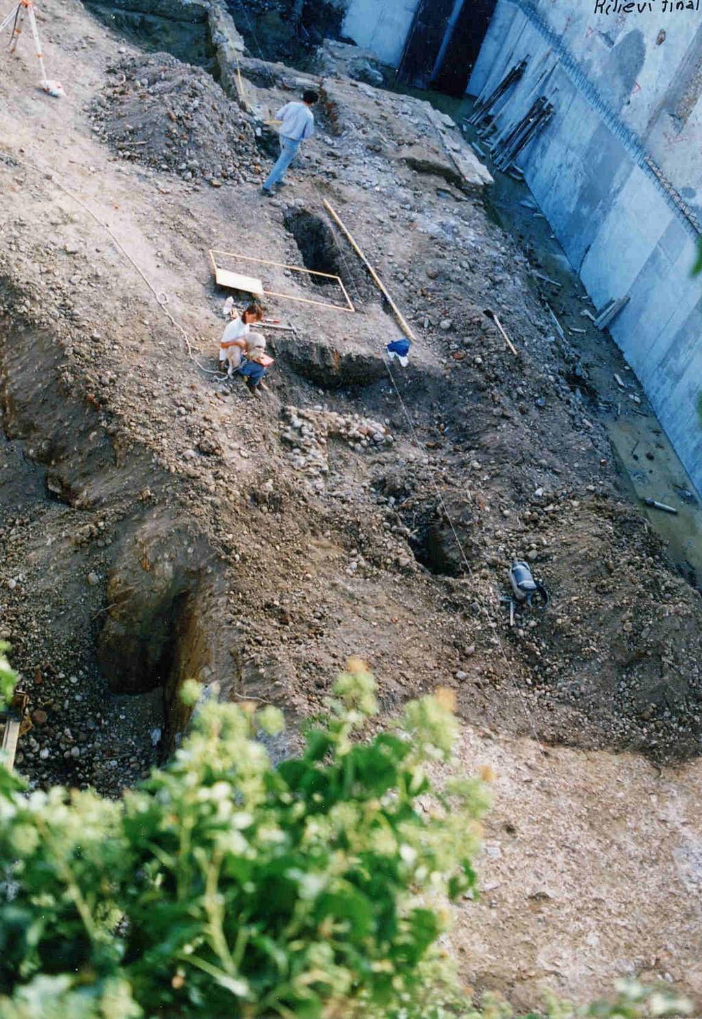 Alla fine lo scavo ed il getto di calcestruzzo del muro di sostegno verso il confine Ovest venne completato. Gli scavi di assaggio su tutto il cortile.
