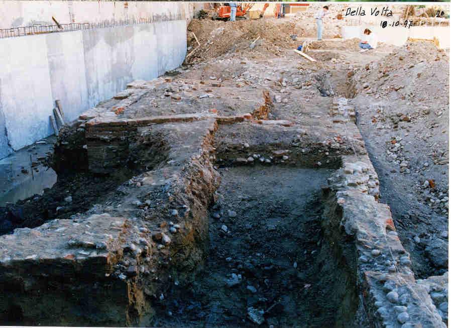 Vennero individuati dei robusti muri di fondazione della larghezza di circa 50 centimetri, realizzati con grossi ciottoli tenuti insieme da buon calcestruzzo.