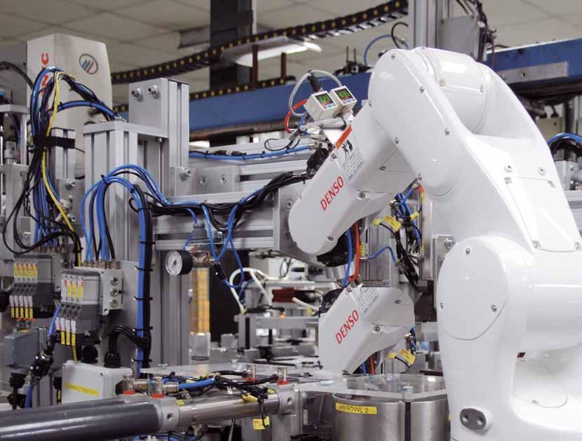 RAPIDITÀ E PRODUTTIVITÀ Per la seconda applicazione è stato scelto un robot a sei assi con sbraccio di 650 mm.