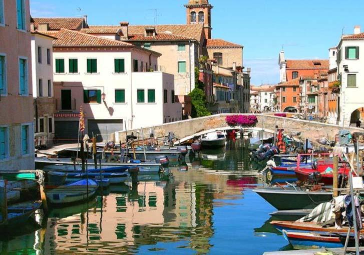 CHIOGGIA Partenza ogni giovedì alle ore 9.30 da Punta Sabbioni con barca privata. Si attraversa la laguna, costeggiando le isole del Lido, Pellestrina e Malamocco fino a Chioggia.