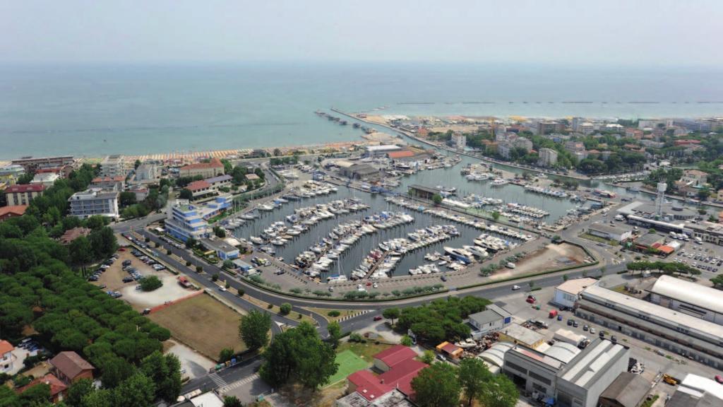 Porto Canale di Cesenatico (Figura 6b) - L'accesso è protetto da due moli lunghi e banchinati; a circa 500 m dall'imboccatura, sono posizionate le "Porte Vinciane" che precedono le due darsene e la