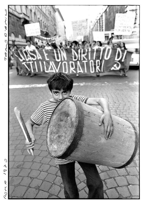 1977-05-00-CA-01 Tiburtina 1977 [Roma, maggio 1977]. Fotografia originale 18x24 cm., stampa di epoca successiva (ca. 1985). Titolata, datata e firmata dall autore.