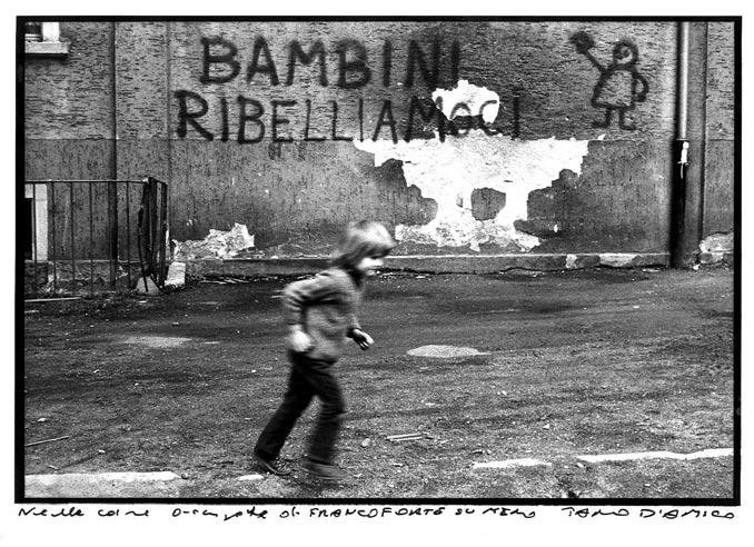 31 con il titolo «Appello alla ribellione». 1972-00-00-CA-06 Bambino e baracche [Acquedotto Felice, 1972].   30.
