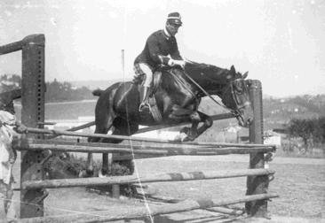 Caprilli su Grifalco a Pinerolo prima del Concorso internazionale di Torino del 1902. condato nel suo salto dallʼapplicazione del metodo, supera lʼostacolo di slancio.