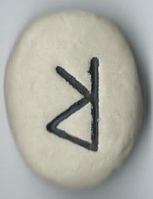 Al momento la runa Raido capovolta indica invece un arresto denso di difficoltà e dubbi, è infatti una runa che parla di confusione e perdita di orientamento, di dubbio se ritirarsi e