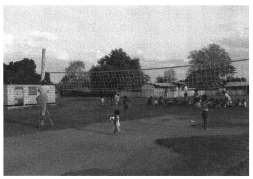 LA PASS IONE PER LA CIVILTA 93 indigeno e non indigeno di giocare a calcio. La Fig. 4. Campo di pallavolo al centr risposta immediata fu che i paraguaiani non di Costilla.