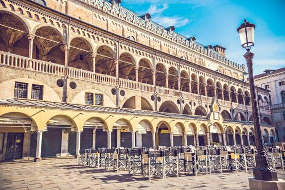 POTUJEMO SEVERNA ITALIJA ZGORAJ V SMERI URNEGA KAZALCA: STOLP IN FRESKE KAPELE SCROVEGNI; NOTRANJOST IN ZUNANJOST RAZKOŠNE PALAČE PALAZZO DELLA RAGIONE.