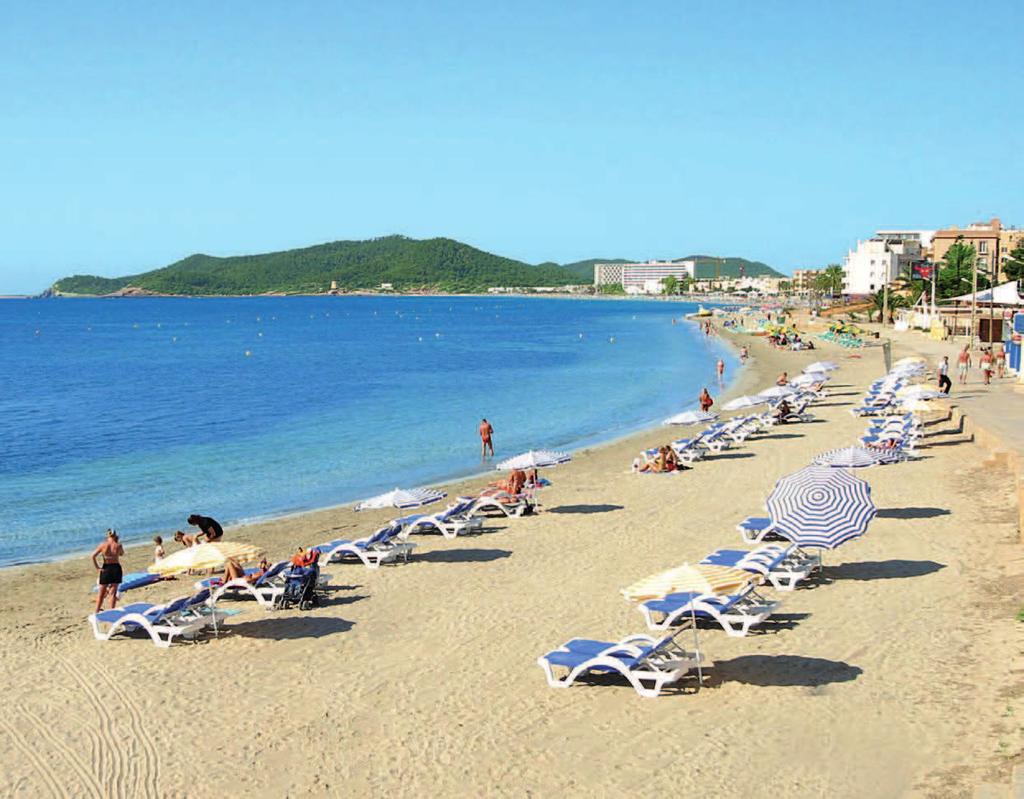 SPIAGGIA Sabbiosa, antistante l hotel con accesso diretto tramite pochi scalini.