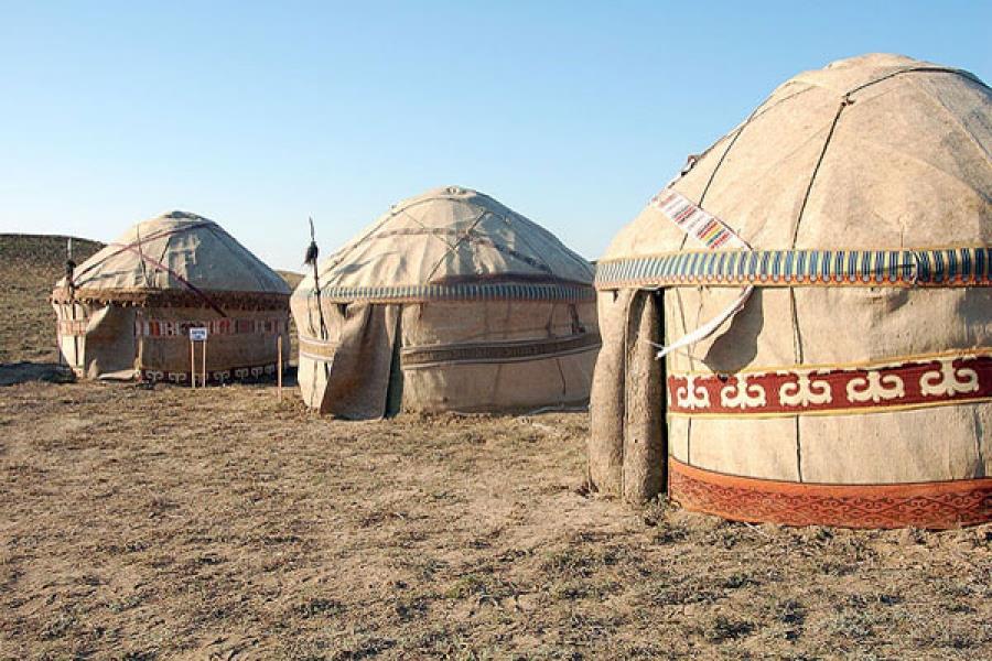 DOMENICA 21/10: KHIVA-BUKHARA (450 km) Prima colazione in hotel. Giornata di trasferimento da Khiva a Bukhara attraverso il Deserto di Kizilkum, o deserto delle sabbie rosse (circa 10-12 ore).