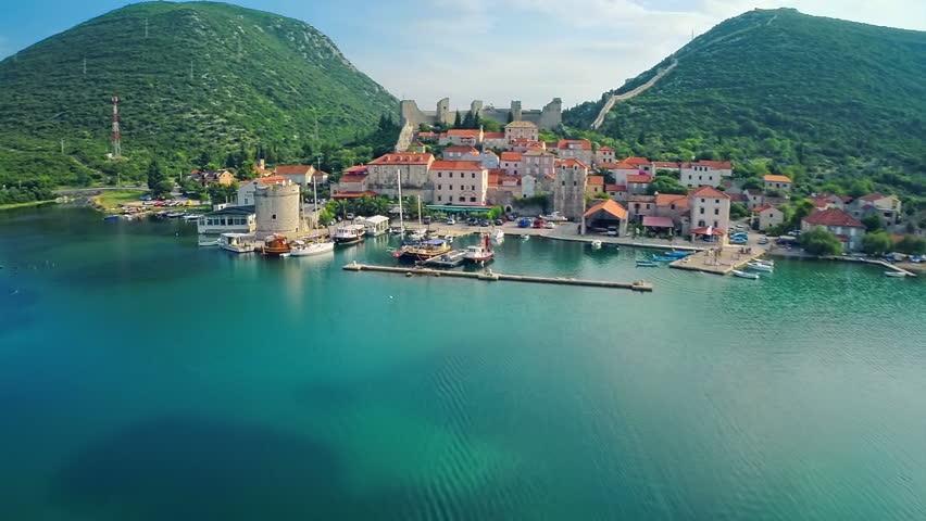 dokumenta planske izgradnje grada u 14. stoljeću, koji se čuvaju u zbirci Cathasticum Državnog arhiva u Dubrovniku.