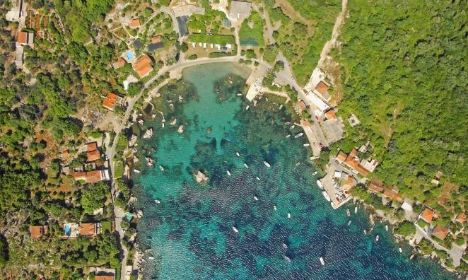 Molunat Molunat se smjestio na jugoistočnom obalnom dijelu Konavala, udaljenom od Dubrovnika 18 nautičkih milja, tvoreći gotovo sam njihov kraj na primorskom dijelu, pošto se u neposrednoj blizini