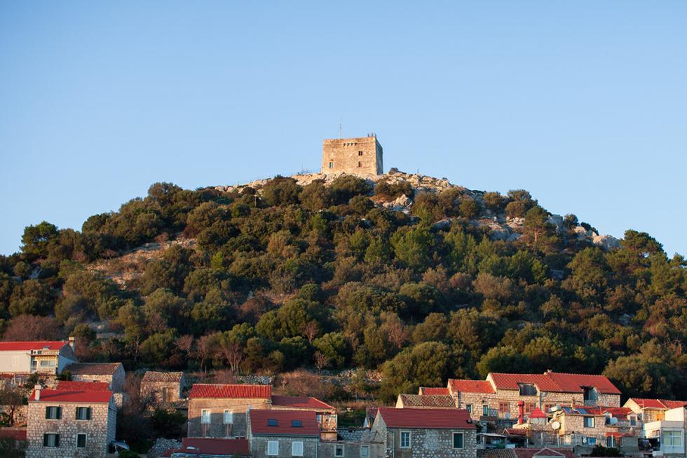Utvrde u sustavu obrane Dubrovnika građene od raznih zajednica i privatnika u vrijeme Dubrovačke Republike Otok Lastovo Otočka se zajednica već 1252.
