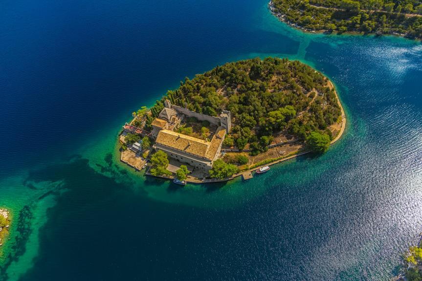 Otok Šipan Crkva - tvrđava Sveti Duh u Suđurđu: ta iznimno velika crkva - tvrđava u odnosu na malo mjerilo sela Suđurđa, dužine 34 m, građena u obliku križa, 456m2 brutto površine, spretno locirana,