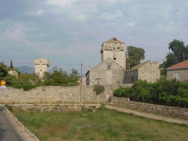 Kula u Pakljeni: na uglu ruševnog sklopa benediktinskog samostana u Pakljeni, nedaleko Suđurđa, diže se visoka, vrlo solidno kamenom građena četverouglasta kula, sagrađena 1569.