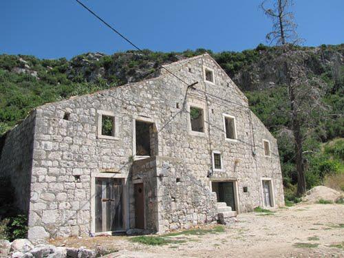 Selo Doli: Kula Milić nalazi se u Dolima, malom mjestu Dubrovačkog Primorja koje je udaljeno pedesetak kilometara od Dubrovnika u smjeru zapada.