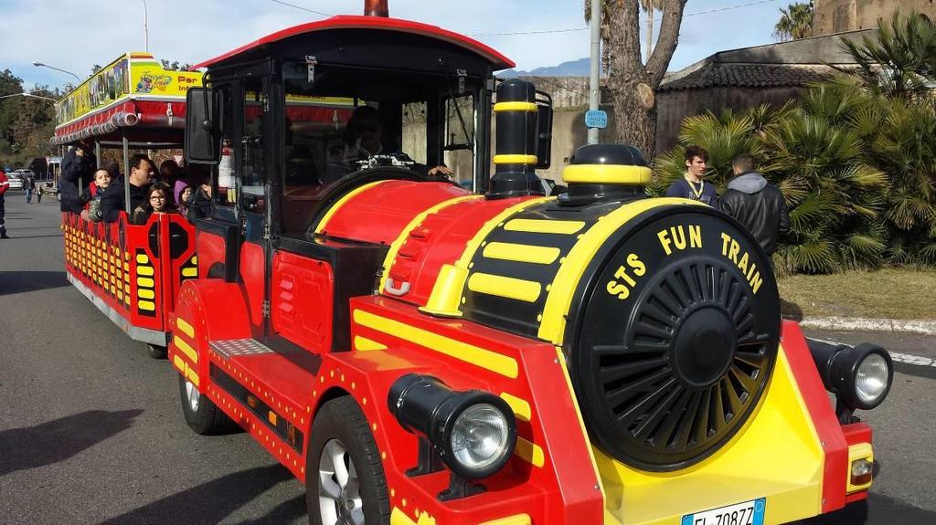 Il TRENINO Del DIVERTIMENTO Trenino Itinerante Il Trenino, lungo 12 metri, è composto da una locomotiva più un vagone con 28 posti a sedere.