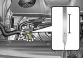 Olio motore / Fluido lavacristalli / Altre informazioni Controllo del livello dell olio motore [8] Estrarre l astina e controllare il livello. Il livello deve essere compreso tra F e L.