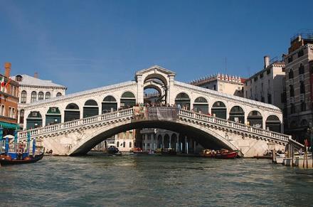 Ecco alcuni dei luoghi che vogliamo visitare a Venezia: Piazza San Marco Si trova nel centro della città, ed è una delle piú belle piazze del mondo.