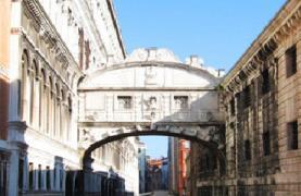 Ponte dei Sospiri Il Ponte dei Sospiri, costruito in pietra bianca d'istria,