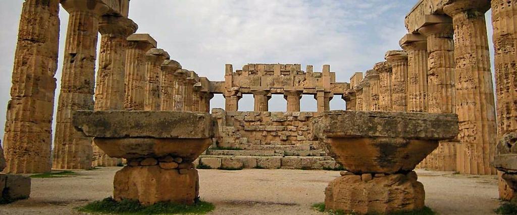 Oggi si visita di un'altra area archeologica di incredibile bellezza: Selinunte, 270 ettari di rovine su una collina che degrada verso il mare.