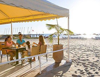 l'esterno grazie a una grande terrazza coperta, vi accoglie per tutti i vostri pasti con i