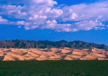 Si raggiungono quindi le più alte dune del Gobi (anche 100 m): le affascinanti Khongoriin Els, un ondulato e spettacolare cordone di sabbia che si estende per oltre un centinaio di chilometri.