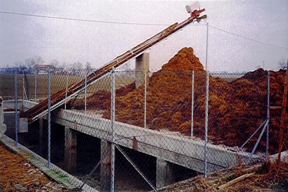 Linee guida tecniche di riduzione delle emissioni provenienti da attività agricole e zootecniche Stoccaggio dei reflui Con la copertura dei cumuli e delle vasche si possono ottenere importanti