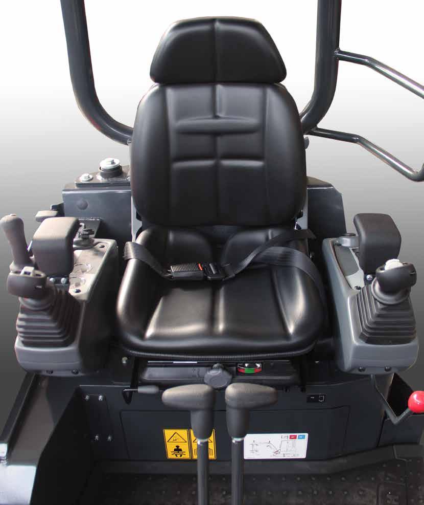 Il posto guida ergonomico è comprensivo di comandi servoassistiti, appoggia polsi e leve di traslazione dotate di pedali richiudibili.