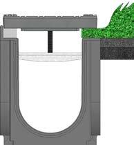 Lo strato di manto erboso sintetico rimane saldamente ancorata tra la griglia e il bordo del canale creando un entrata laterale per l ingresso delle acque piovane.