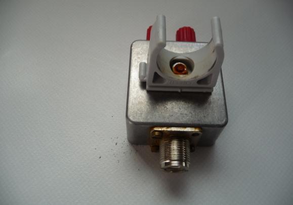 cortocircuitato su un lato con un piastrino in PCB ed aperto sul lato bassa impedenza che si connette all antenna.