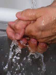 come stracci riutilizzabili La carta usa e getta rappresenta uno tra i sistemi più sicuri per asciugare le mani in quanto evita possibili