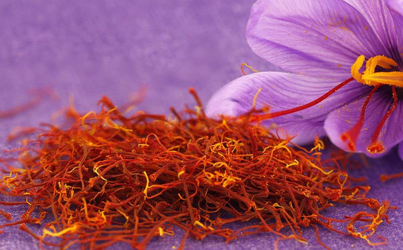 ZAFFERANO Lo zafferano è una spezia che si ottiene dagli stigmi del fiore del Crocus sativus, conosciuto anche come zafferano vero, una pianta della famiglia delle Iridacee.