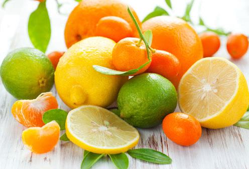 ELEVATI LIVELLI DI VITAMINA C NELLA DIETA SI CORRELANO AD UNA