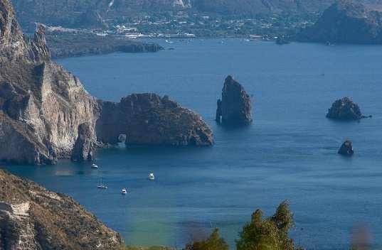 La Croce Rossa Italiana Comitato di Milazzo - Isole Eolie con la collaborazione del Comitato Regionale CRI Sicilia, in occasione della prossima stagione estiva, dà il via al Progetto Volontariato e