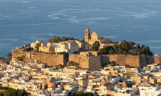 Lipari, Salina, Vulcano, Panarea, Stromboli, Filicudi e Alicudi sono da sempre le Sette Sorelle, ciascuna con le proprie peculiarità. Lipari: E l isola più grande dell arcipelago.