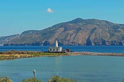 Panarea vi aspetta! E l isola più piccola dell arcipelago ma ricchissima di animazione e di movida.