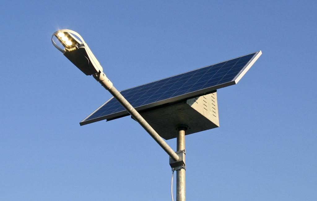 Composizione del Kit n 1 pannello fotovoltaico da 270 Wp; Corpo illuminante a 24 Led - potenza massima 50W parzializzabile da centralina di comando a 17, 27 e 32W; Struttura di fissaggio pannello
