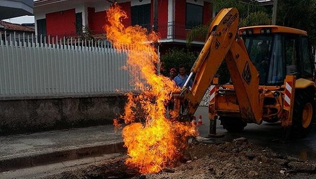 La combustione COMBUSTIONE DEI GAS Quando avviene: dispersione di gas combustibile nell'ambiente con formazione di miscela