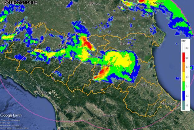 Figura 12. Mappe di riflettività del 14/07/2018 alle 18:20 UTC (a sinistra) ed alle 18:35 UTC (a destra).