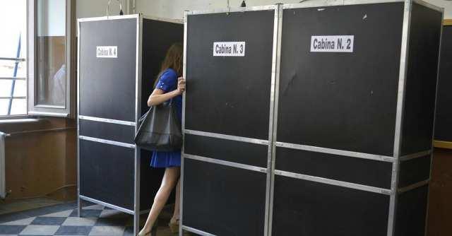 La cabina elettorale è un posto dove si può votare senza che altre persone vedano quello che fai e quello che voti. La cabina elettorale serve per tenere il voto segreto.