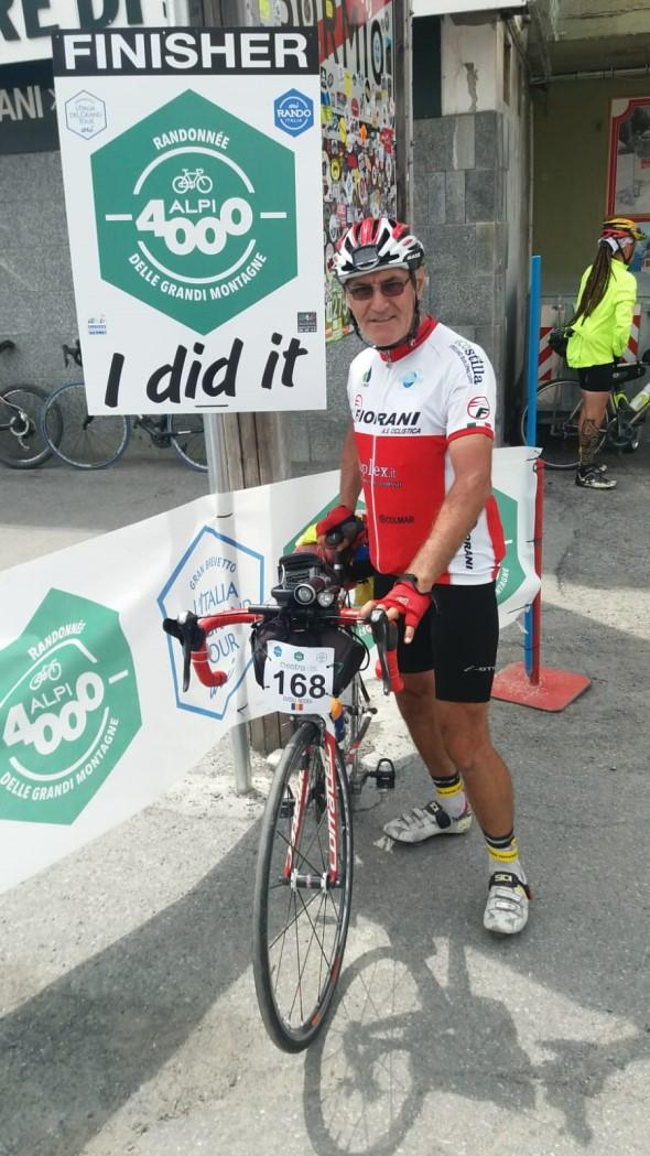 pedalare lungo le vallate più belle e i passi alpini più alti. Inoltre si costeggeranno i grandi laghi (lago Maggiore, lago di Como e Lago di Garda).