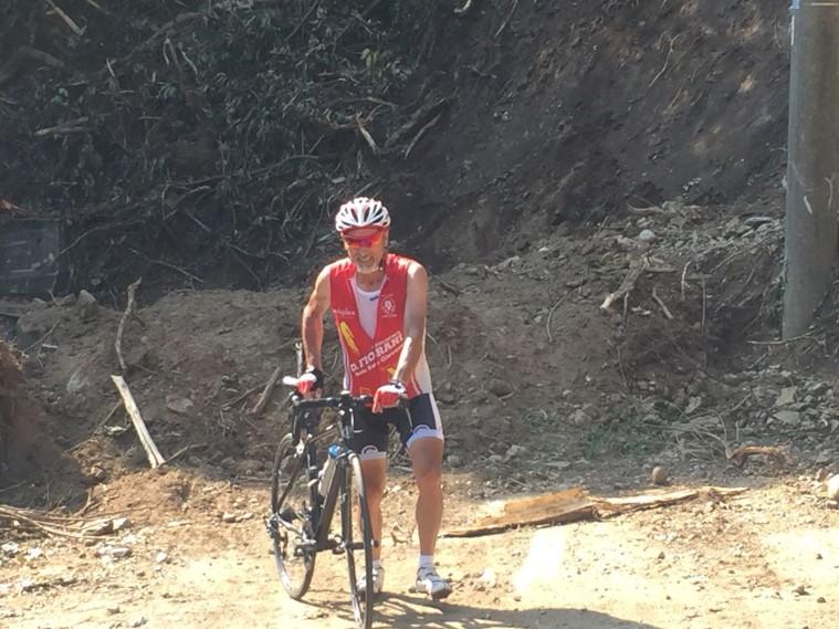 .però niente può fermare i ciclisti della Fiorani.. nemmeno le frane.