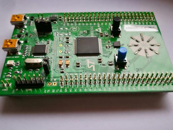 48 Dispositivi di controllo per applicazioni generiche 16/17 Architetture ibride Microcontrollori di nuova generazione (Arduino, STMxx, )