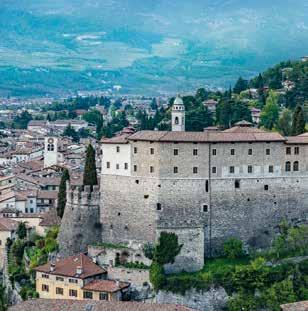 postazioni militari e luoghi della memoria (Campana dei Caduti, Sacrario militare) Percorsi nel castello: tra cunicoli e torrioni, alla scoperta delle