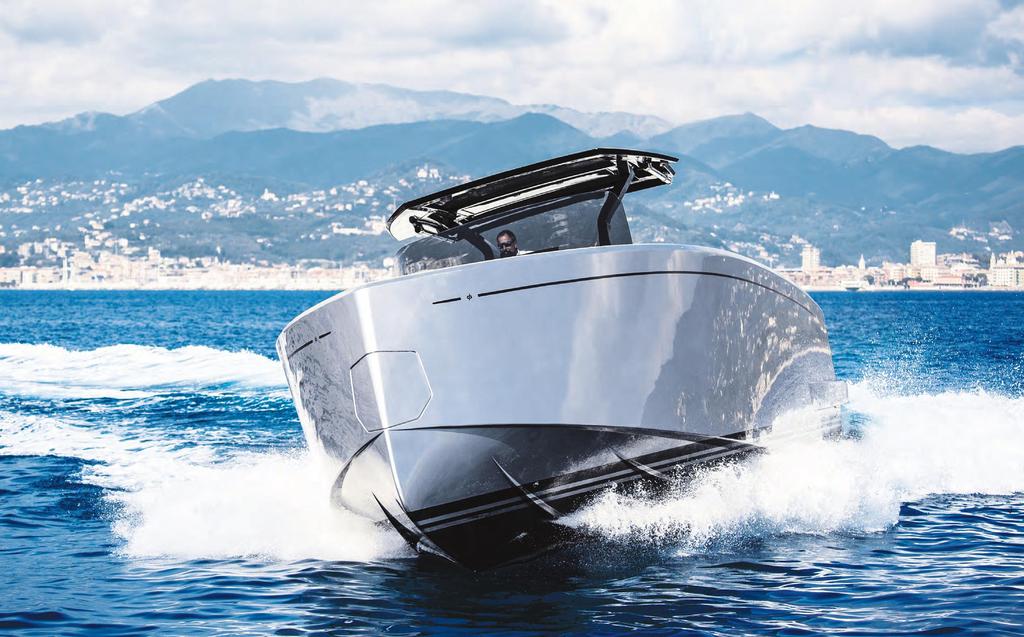 POWER TAKES ITS SHAPE LA POTENZA PRENDE FORMA The PARDO 43 s V-hull has a 16 deadrise angle at the transom and more than 50 at the bow.