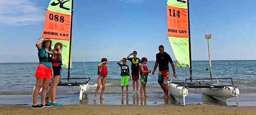 Chi siamo Y Il camp è capitanato e coordinato da Gianpaolo e Alessia; Gianpaolo, istruttore FIV, nato e cresciuto tra lo sci e la vela ha maturato più di 20 anni di esperienza con i bambini, nell