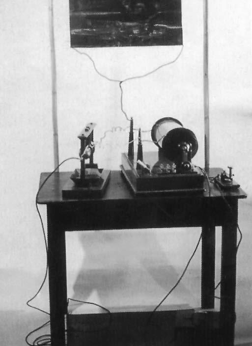 1 - C Storia delle radiocomunicazioni TIPOLOGIE DI RADIO 1895 = Primo collegamento radio in Morse 1900 1910 = dalla telegrafia alla fonia con generatori onde persistenti 1905 1920 = Rx a galena (PbS)