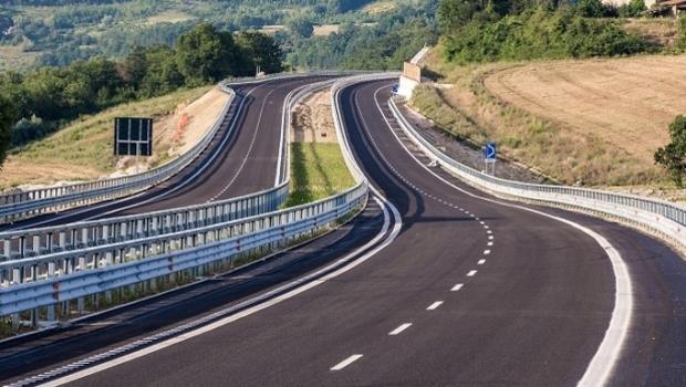 Sulle grandi distanze fuori dall unico percorso italiano Alta Velocità il sistema trasporti si affida in Italia alle autostrade, ma che differenza c è