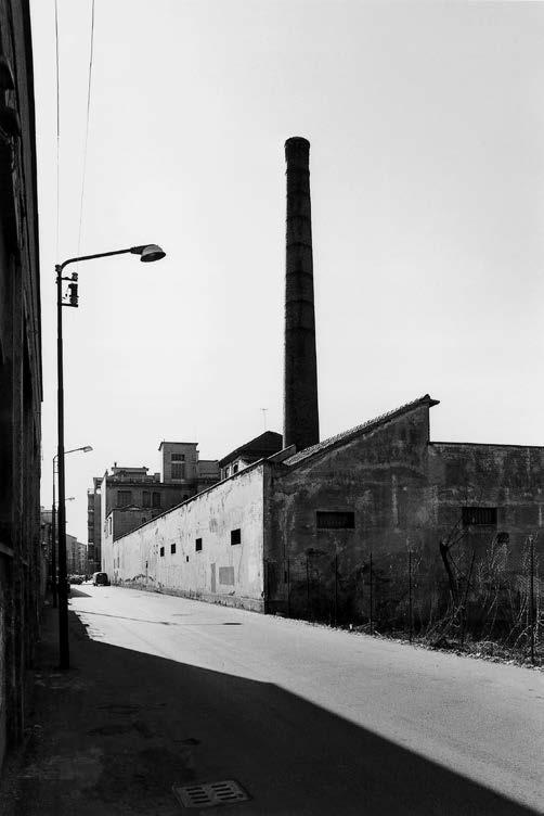 1 Gabriele Basilico (Milano 1944-2013) Via Barletta (verticale) 1978-80 cm 35,2 x 24 immagine cm 50,5 x 41 foglio Stampa alla gelatina e sali d argento realizzata da Studio De Stefanis.