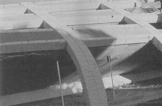 Nella Figura 9 si vede il crollo di un edificio, per effetto del sisma di Northridge (California) nel 1994, nei quali i pilastri di calcestruzzo non hanno subito